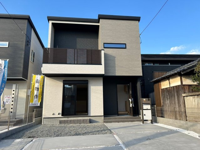 明石市魚住町西岡　新築戸建　3区画　Ｃ号棟の駐車場|●年中無休：見学時間9:00～20:00・当日予約可●駐車スペースがかなり広く車種にもよりますが4台駐車も可能です。前面道路も広く運転、駐車しやすいです。車通りが少なくお子様も安全です。