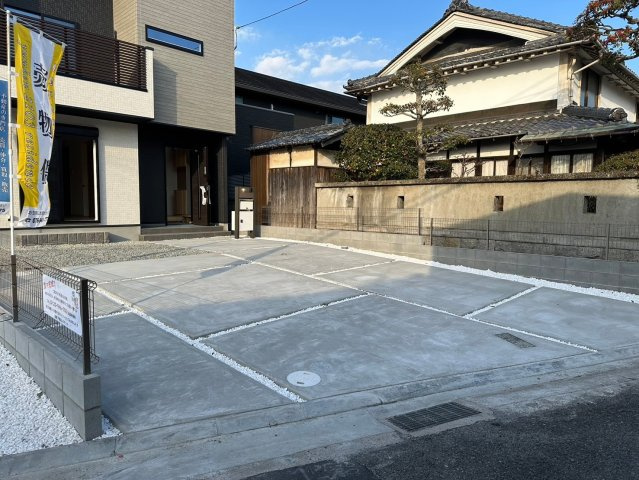 明石市魚住町西岡　新築戸建　3区画　Ｃ号棟の駐車場|●年中無休：見学時間9:00～20:00・当日予約可●駐車スペースがかなり広く車種にもよりますが4台駐車も可能です。前面道路も広く運転、駐車しやすいです。車通りが少なくお子様も安全です。