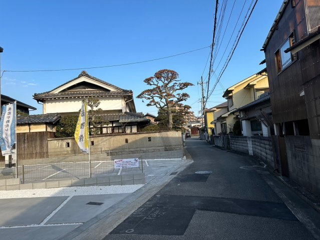 明石市魚住町西岡　新築戸建　3区画　Ｃ号棟の前面道路含む現地写真|●年中無休：見学時間9:00～20:00・当日予約可●駐車スペースがかなり広く車種にもよりますが4台駐車も可能です。前面道路も広く運転、駐車しやすいです。車通りが少なくお子様も安全です。