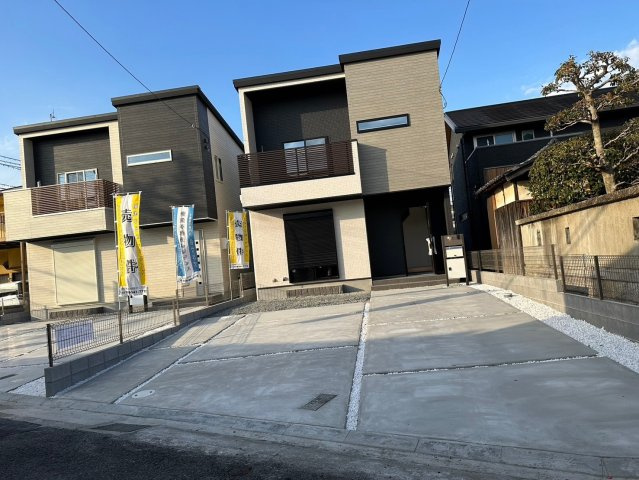 明石市魚住町西岡　新築戸建　3区画　Ｃ号棟の前面道路含む現地写真|●年中無休：見学時間9:00～20:00・当日予約可●駐車スペースがかなり広く車種にもよりますが4台駐車も可能です。前面道路も広く運転、駐車しやすいです。車通りが少なくお子様も安全です。