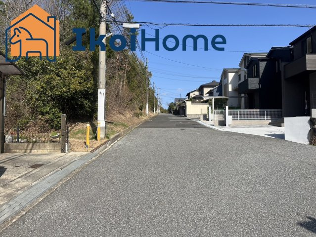 神戸市西区美穂が丘4丁目　新築戸建　1号地の前面道路含む現地写真|●年中無休：見学時間9:00～20:00・当日予約可●弊社独自で毎月５組限定の「人気オプション３点パック」をご用意。カーポート・バルコニー・ウッドデッキを１５万円（税別）で取り付け。