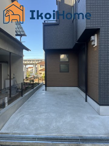 明石市魚住町西岡　新築戸建の駐車場|～ご見学に関して～　平日や夜間でもご案内は可能です。お仕事の形態が多様化しておりますので、決まったお時間では中々身動きが取れないお客様も臨機応変に対応させて頂きます。