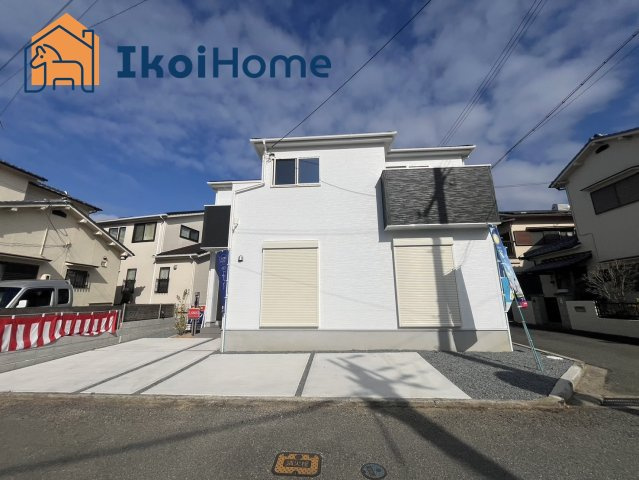 明石市二見町福里　新築戸建の前面道路含む現地写真|●年中無休：見学時間9:00～20:00・当日予約可●敷地内にお車は３台駐車可能です。前面道路も広く入出庫しやすいです。角地で日当たりも良好です。最寄り駅の土山駅までは徒歩１９分となっています。