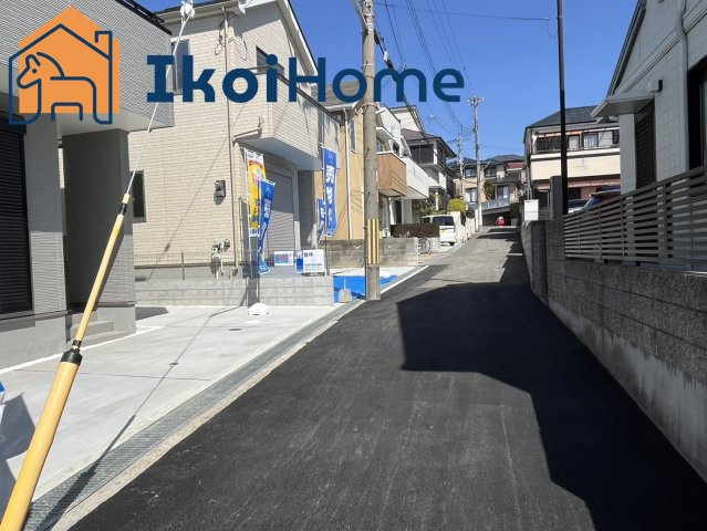 明石市東朝霧丘　全3棟　2号棟の前面道路含む現地写真|物件・当店の最寄り駅まで無料送迎サービスございます。買い物のついでに、用事のついでに、ちょっとした空き時間にも対応致します！最短、10分で指定場所までお迎えに向かいます！まずはお問い合わせください！