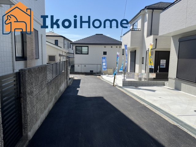 明石市東朝霧丘　全3棟　2号棟の前面道路含む現地写真|●資料・カタログのご請求無料●現地見学可能●　朝霧小学校までは徒歩12分、朝霧中学校までは徒歩22分となっています。近いのでお子様も通学しやすく安心です。
