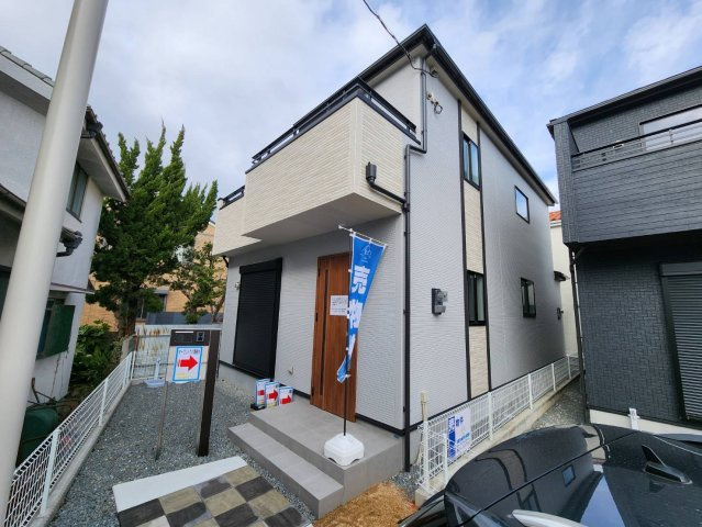 神戸市西区伊川谷町潤和2号棟　新築戸建の外観|●年中無休：見学時間9:00～20:00・当日予約可●駐車場は2台になります。土地が約45坪ありますので広々しています。南側にはお庭もございます。前面道路は交通量も少ないです。