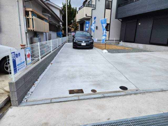 神戸市西区伊川谷町潤和2号棟　新築戸建の駐車場|●年中無休：見学時間9:00～20:00・当日予約可●駐車場は2台になります。土地が約45坪ありますので広々しています。南側にはお庭もございます。前面道路は交通量も少ないです。