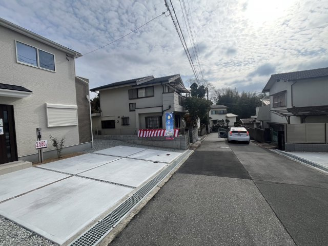 神戸市第8西区伊川谷町潤和　新築戸建の前面道路含む現地写真|敷地面積が約50坪とかなり広いです！スタイリッシュな外観が人の心を惹きつけます♪
駐車場5台可能！広々庭もあります！前面道路も広く交通量も少ないので大変静かです。
