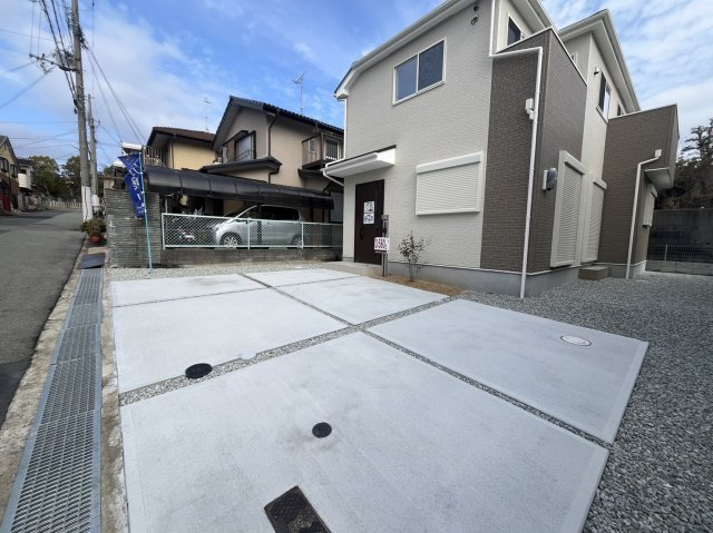 神戸市第8西区伊川谷町潤和　新築戸建の駐車場|敷地面積が約50坪とかなり広いです！スタイリッシュな外観が人の心を惹きつけます♪
駐車場5台可能！広々庭もあります！前面道路も広く交通量も少ないので大変静かです。
