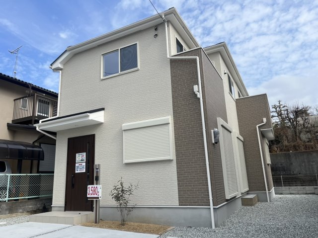 神戸市第8西区伊川谷町潤和　新築戸建の外観|敷地面積が約50坪とかなり広いです！スタイリッシュな外観が人の心を惹きつけます♪
駐車場5台可能！広々庭もあります！前面道路も広く交通量も少ないので大変静かです。