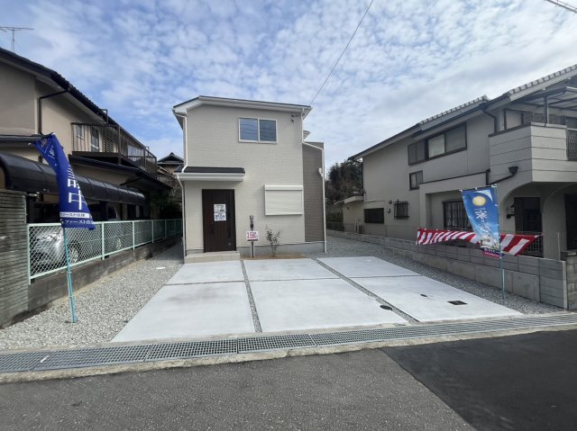 神戸市第8西区伊川谷町潤和　新築戸建の駐車場|敷地面積が約50坪とかなり広いです！スタイリッシュな外観が人の心を惹きつけます♪
駐車場5台可能！広々庭もあります！前面道路も広く交通量も少ないので大変静かです。