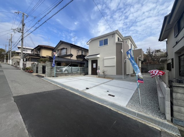 神戸市第8西区伊川谷町潤和　新築戸建の前面道路含む現地写真|敷地面積が約50坪とかなり広いです！スタイリッシュな外観が人の心を惹きつけます♪
駐車場5台可能！広々庭もあります！前面道路も広く交通量も少ないので大変静かです。