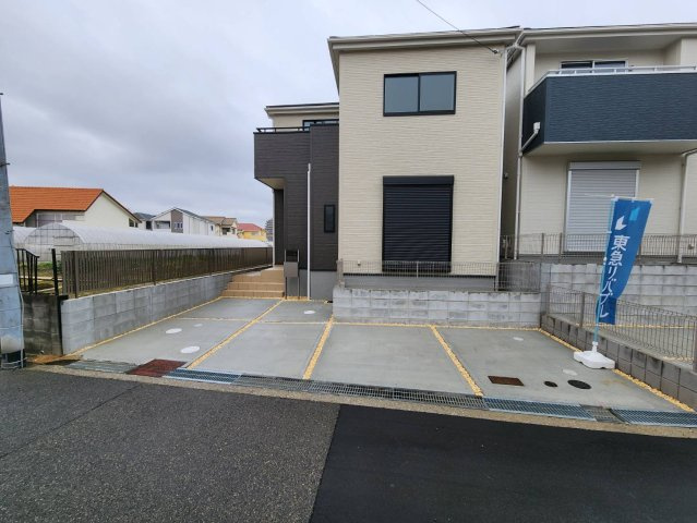 神戸市西区伊川谷町有瀬　3号棟　新築戸建ての駐車場|●年中無休：見学時間9:00～20:00・当日予約可●L字で２台駐車できるスペースがあり、道路も広いため駐車もしやすくなっています。また子供の自転車を置くスペースもあり便利です。