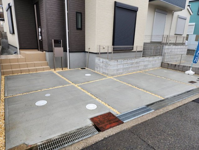 神戸市西区伊川谷町有瀬　3号棟　新築戸建ての駐車場|●年中無休：見学時間9:00～20:00・当日予約可●L字で２台駐車できるスペースがあり、道路も広いため駐車もしやすくなっています。また子供の自転車を置くスペースもあり便利です。