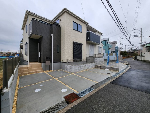 神戸市西区伊川谷町有瀬　3号棟　新築戸建ての外観|●年中無休：見学時間9:00～20:00・当日予約可●L字で２台駐車できるスペースがあり、道路も広いため駐車もしやすくなっています。また子供の自転車を置くスペースもあり便利です。