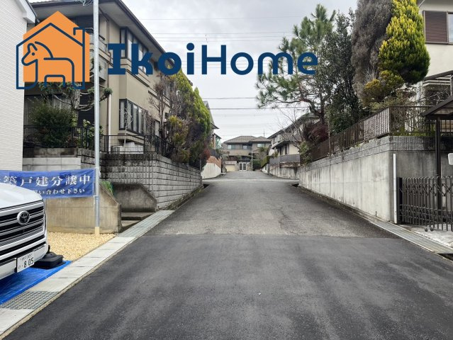 神戸市西区樫野台3丁目　新築戸建の前面道路含む現地写真|●資料・カタログのご請求無料●現地見学可能●小学校までは徒歩4分、中学校までは徒歩12分の距離で、お子様がいらっしゃるご家族様にもお勧めです。