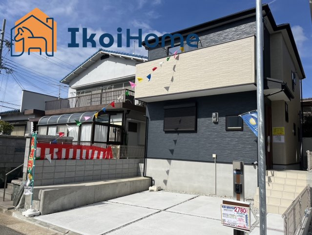 明石市魚住町金ヶ崎　新築戸建の外観|●資料・カタログのご請求無料●現地見学可能●敷地内には並列2台でお車の駐車が可能です。また、そのほかにバイクや自転車等を置くこともできます。前面の道路幅が広く運転もしやすいです。