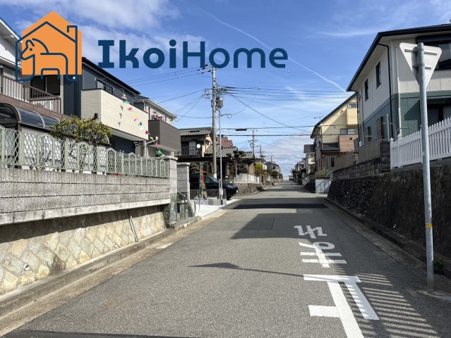 明石市魚住町金ヶ崎　新築戸建の前面道路含む現地写真|～ご見学に関して～　平日や夜間でもご案内は可能です。お仕事の形態が多様化しておりますので、決まったお時間では中々身動きが取れないお客様も臨機応変に対応させて頂きます。