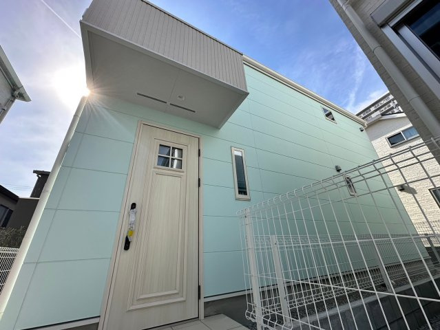 明石市朝霧町　新築戸建ての周辺|●年中無休：見学時間9:00～20:00・当日予約可●普通車2台駐車可能で前面道路も広く交通量は少ないです。きれいなライトグリーンの外壁に、日当たりや通風も良好です。