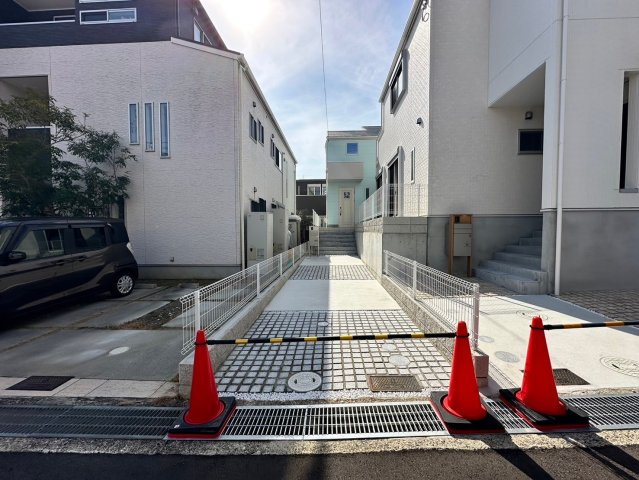 明石市朝霧町　新築戸建ての駐車場|●年中無休：見学時間9:00～20:00・当日予約可●普通車2台駐車可能で前面道路も広く交通量は少ないです。きれいなライトグリーンの外壁に、日当たりや通風も良好です。