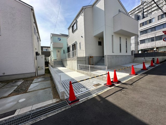 明石市朝霧町　新築戸建ての前面道路含む現地写真|●年中無休：見学時間9:00～20:00・当日予約可●普通車2台駐車可能で前面道路も広く交通量は少ないです。きれいなライトグリーンの外壁に、日当たりや通風も良好です。
