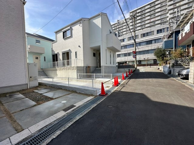 明石市朝霧町　新築戸建ての周辺|●年中無休：見学時間9:00～20:00・当日予約可●普通車2台駐車可能で前面道路も広く交通量は少ないです。きれいなライトグリーンの外壁に、日当たりや通風も良好です。