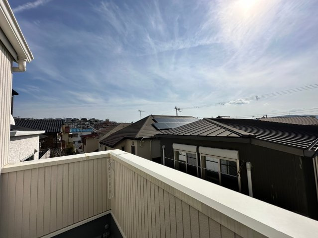 明石市朝霧町　新築戸建ての展望|●資料・カタログのご請求無料●現地見学可能●約17帖あるリビングはかなり広く、大型の家具の配置も可能です。又、収納もしっかりあり、リビングからバルコニーに繋がっており日当たりも良好です。