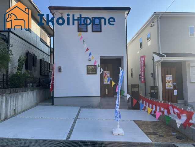 神戸市西区学園東町4丁目 新築一戸建　2号地のエントランス|●年中無休：見学時間9:00～20:00・当日予約可●弊社独自で毎月５組限定の「人気オプション３点パック」をご用意。カーポート・バルコニー・ウッドデッキを１５万円（税別）で取り付け。