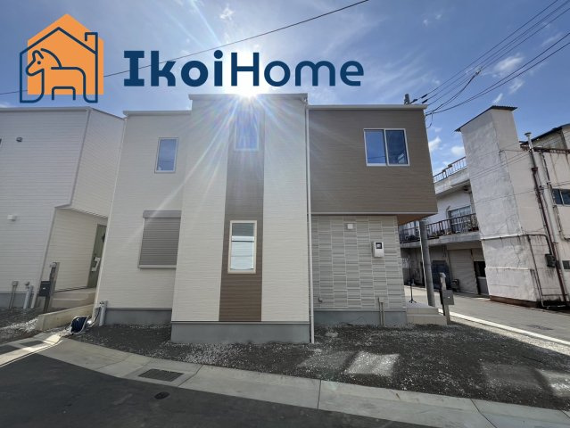 明石市魚住町清水　新築戸建　全4区画　2号地のエントランス|●資料・カタログのご請求無料●現地見学可能●4区画分譲販売のうち、こちらは第2号地になります。敷地内には普通車1台を駐車することができます。そのほか、バイクや自転車を置く場所があります。