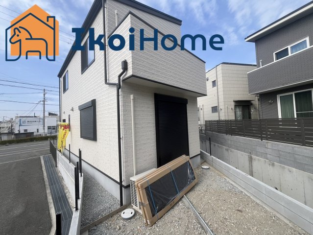 明石市魚住町住吉3丁目　新築戸建の駐車場|●資料・カタログのご請求無料●現地見学可能●内部はエアコンが計4台も標準装備されており、照明は6台、各部屋にクローゼットもあります！初めからこれほど付いているのはうれしいです！