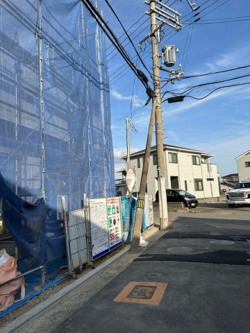 明石市藤が丘2丁目　第1号地　新築戸建の前面道路含む現地写真|●年中無休：見学時間9:00～20:00・当日予約可●弊社独自で毎月５組限定の「人気オプション３点パック」をご用意。カーポート・バルコニー・ウッドデッキを１５万円（税別）で取り付け。