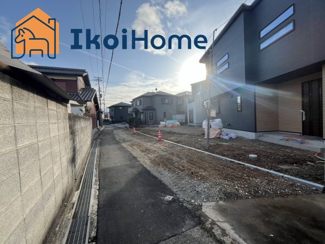 明石市二見町福里　新築戸建　B号棟の前面道路含む現地写真|●年中無休：見学時間9:00～20:00・当日予約可●最寄り駅の土山駅までは徒歩10分と通勤や通学に便利な立地となっています。