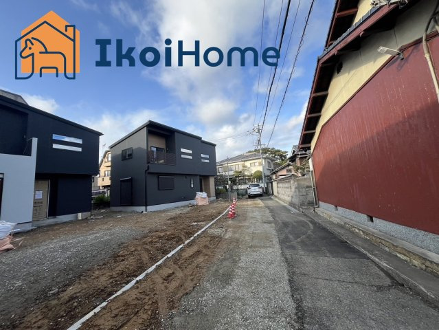 明石市二見町福里　新築戸建　B号棟の前面道路含む現地写真|●年中無休：見学時間9:00～20:00・当日予約可●内装も部屋数が多く、お部屋の広さもゆったりとしています。収納スペースも十分に取られているので安心です。