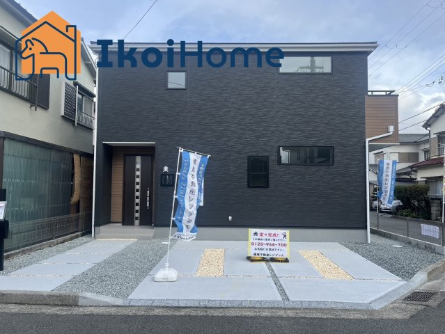 明石市魚住町清水　新築戸建の外観|●資料・カタログのご請求無料●現地見学可能●敷地内にお車3台ゆったりと駐車することができます。角地なので日当たりや通風も良好です。前面道路も広くなっているので入出庫しやすいです。