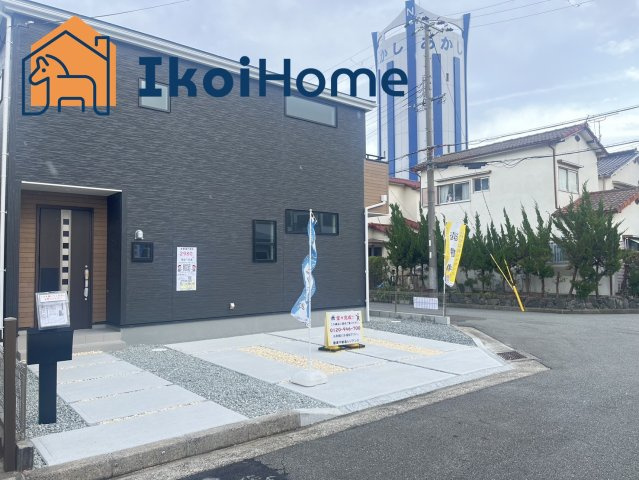 明石市魚住町清水　新築戸建の駐車場|●年中無休：見学時間9:00～20:00・当日予約可●弊社独自で毎月５組限定の「人気オプション３点パック」をご用意。カーポート・バルコニー・ウッドデッキを１５万円（税別）で取り付け。