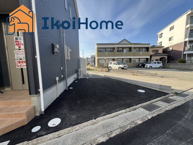 明石市二見町東二見　第7　新築戸建　第1号棟の駐車場|●年中無休：見学時間9:00～20:00・当日予約可●弊社独自で毎月５組限定の「人気オプション３点パック」をご用意。カーポート・バルコニー・ウッドデッキを１５万円（税別）で取り付け。