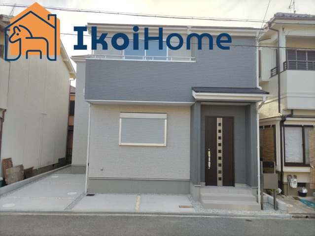 明石市大久保町西島11期　新築戸建の外観|車1台と自転車やバイクを駐車するスペースがあります。閑静な住宅街で周辺環境も便利な立地です！