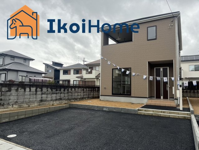 神戸市西区宮下2丁目 新築戸建　1号棟の駐車場|●資料・カタログのご請求無料●現地見学可能●駐車スペースにはお車3台駐車可能です。駐車スペースが広いため外での作業もしやすく便利です。駐車スペースが広い物件は人気が高いのでお見逃しなく！