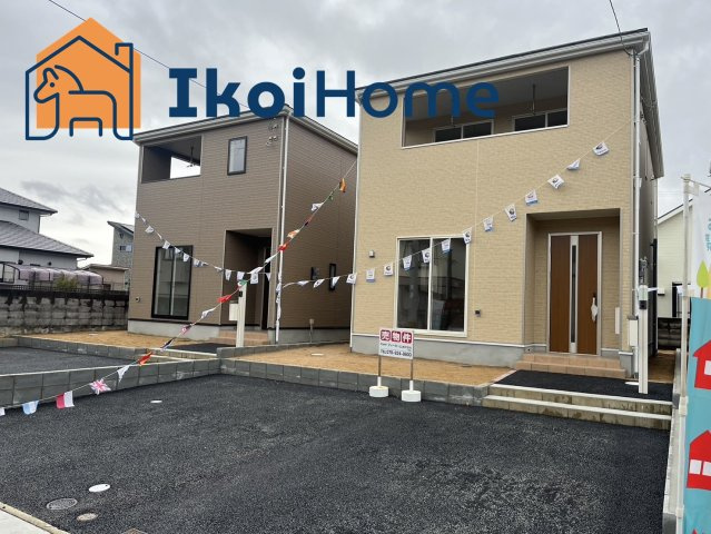 神戸市西区宮下2丁目　新築戸建　2号棟の駐車場|●資料・カタログのご請求無料●現地見学可能●駐車スペースにはお車3台駐車可能です。駐車スペースが広いため外での作業もしやすく便利です。駐車スペースが広い物件は人気が高いのでお見逃しなく！