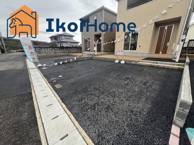 神戸市西区宮下2丁目　新築戸建　2号棟の駐車場|●資料・カタログのご請求無料●現地見学可能●駐車スペースにはお車3台駐車可能です。駐車スペースが広いため外での作業もしやすく便利です。駐車スペースが広い物件は人気が高いのでお見逃しなく！