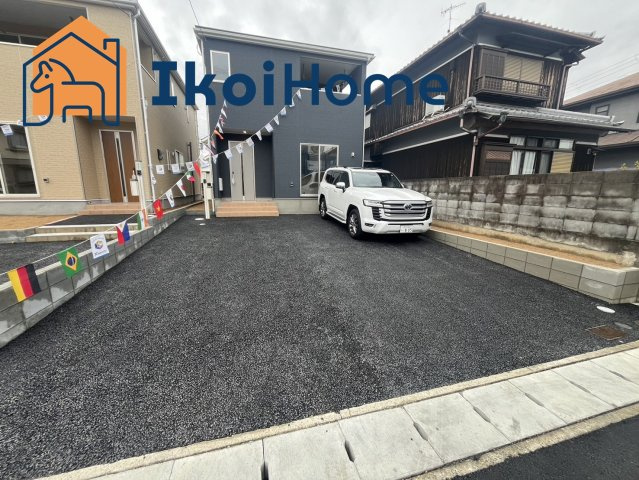 神戸市西区宮下2丁目　新築戸建　3号棟の駐車場|●資料・カタログのご請求無料●現地見学可能●なんと駐車スペースにはお車6台駐車可能です。ここまでの広さがあるのは非常に珍しく人気が高いです。駐車スペースが広いため外での作業もしやすく便利です。