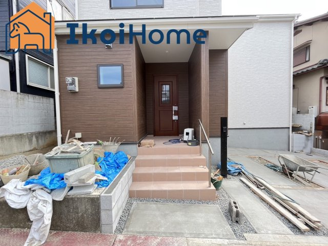 神戸市西区長畑町　新築戸建のエントランス|●年中無休：見学時間9:00～20:00・当日予約可●駐車場はL字2台になります。普通車2台可能です。