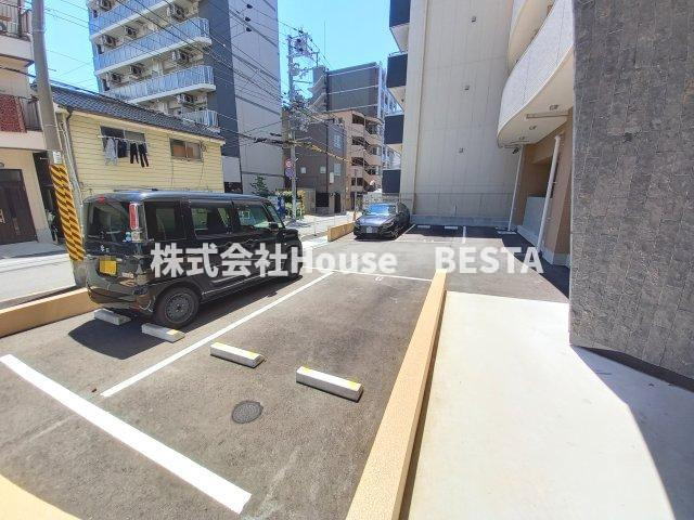 セレニテ三宮プリエの駐車場