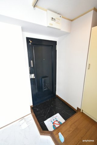 リアライズ江坂　仲介手数料無料の玄関