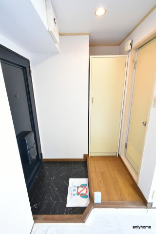 リアライズ江坂　仲介手数料無料の玄関