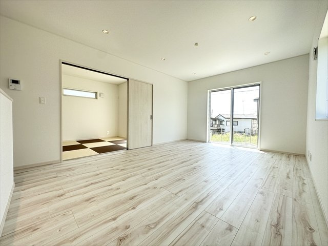 【居間・リビング】 | 新築戸建て「南足柄市生駒」 | 明るい光が差し込むリビング