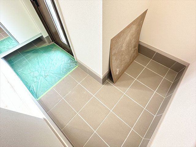 【玄関】 | 新築戸建て「南足柄市生駒」 | ベビーカーやスポーツ用品などおいておける広さです