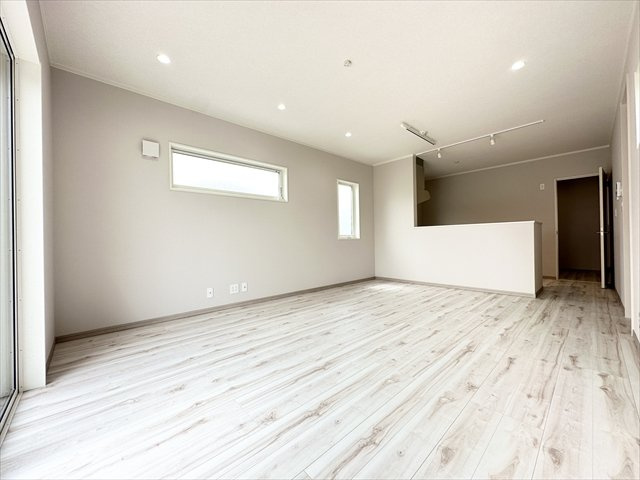 【居間・リビング】 | 新築戸建て「南足柄市生駒」 | 明るい印象のリビングです