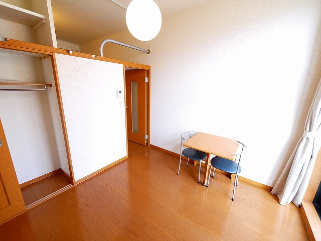 レオパレスＩＲＩＳＣＯＵＲＴの寝室|寝室にぴったりのお部屋です