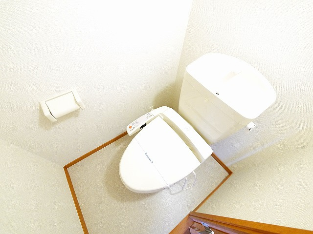 レオパレスＩＲＩＳＣＯＵＲＴのトイレ|落ち着いた色調のトイレです